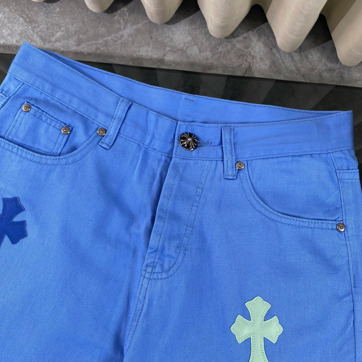 P250 chrome hearts Miami Drake limited edition blue jeans vi Top heavy industry fashionable design] Consistent high street luxury style creation. Speaking of this style, the Zangyin family and GU family are definitely the leading representative brands. Especially the Zangyin family has really achieved a state-of-the-art effect in creating high street style. The unique washed material is used to create this style. The color system is quite eye-catching. After it is decorated with patchwork cross flowers, it cleverly highlights the charm of the brand. Secondly, this style uses classic The classic high-waist cutting design highlights the long legs and fashionable temperament of the upper body. The brand is highly recognizable and the slim fit configuration is more suitable for daily wear. It is a product that interprets personality, fashion, and specifications at a glance. This single product is enough to make any fan excited. It can be a white T-shirt for youthful preppy style, or a tight suspender for lady style. It has strong matching ability and can be easily controlled by men.  [Materials and craftsmanship] Needless to say, this point goes without saying. As an excellent craftsman brand, Zangyin’s requirements for details and craftsmanship are really perfect. The washed color of this model has gone through so many processes, not to mention the embellishment of denim appliques. It is also purely hand-made and sewn. Just like what they believe in, only hand-made things have soul and have the meaning of wear. A top-notch heavy-duty fashionable denim item, I look forward to your perfect interpretation! !  Size:28-36